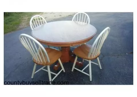 Oak table w 4 chairs.  Very good condition